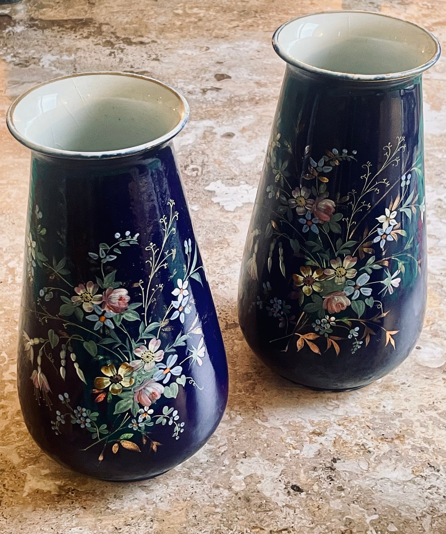 Paire de vases en faïence