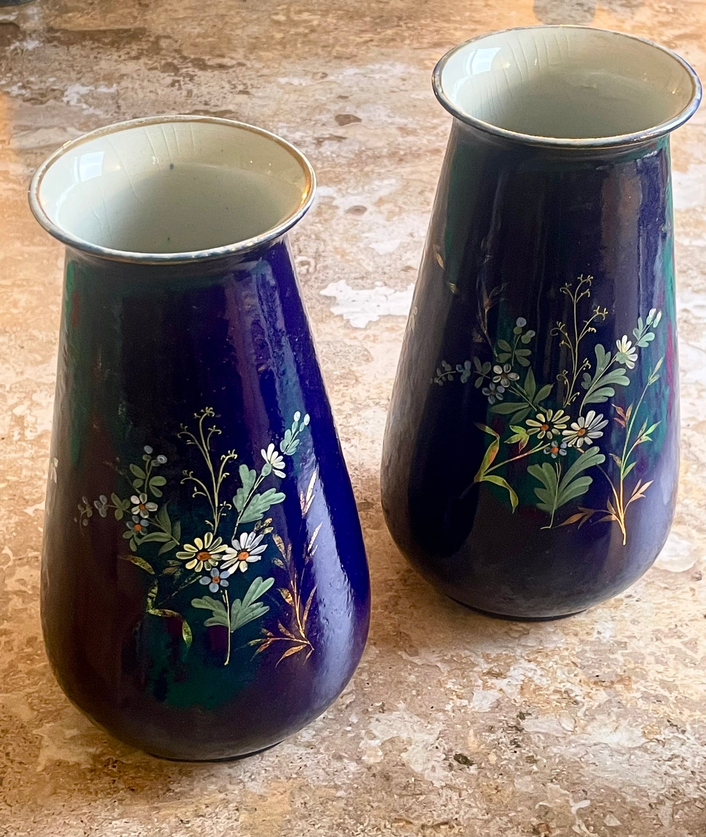 Paire de vases en faïence