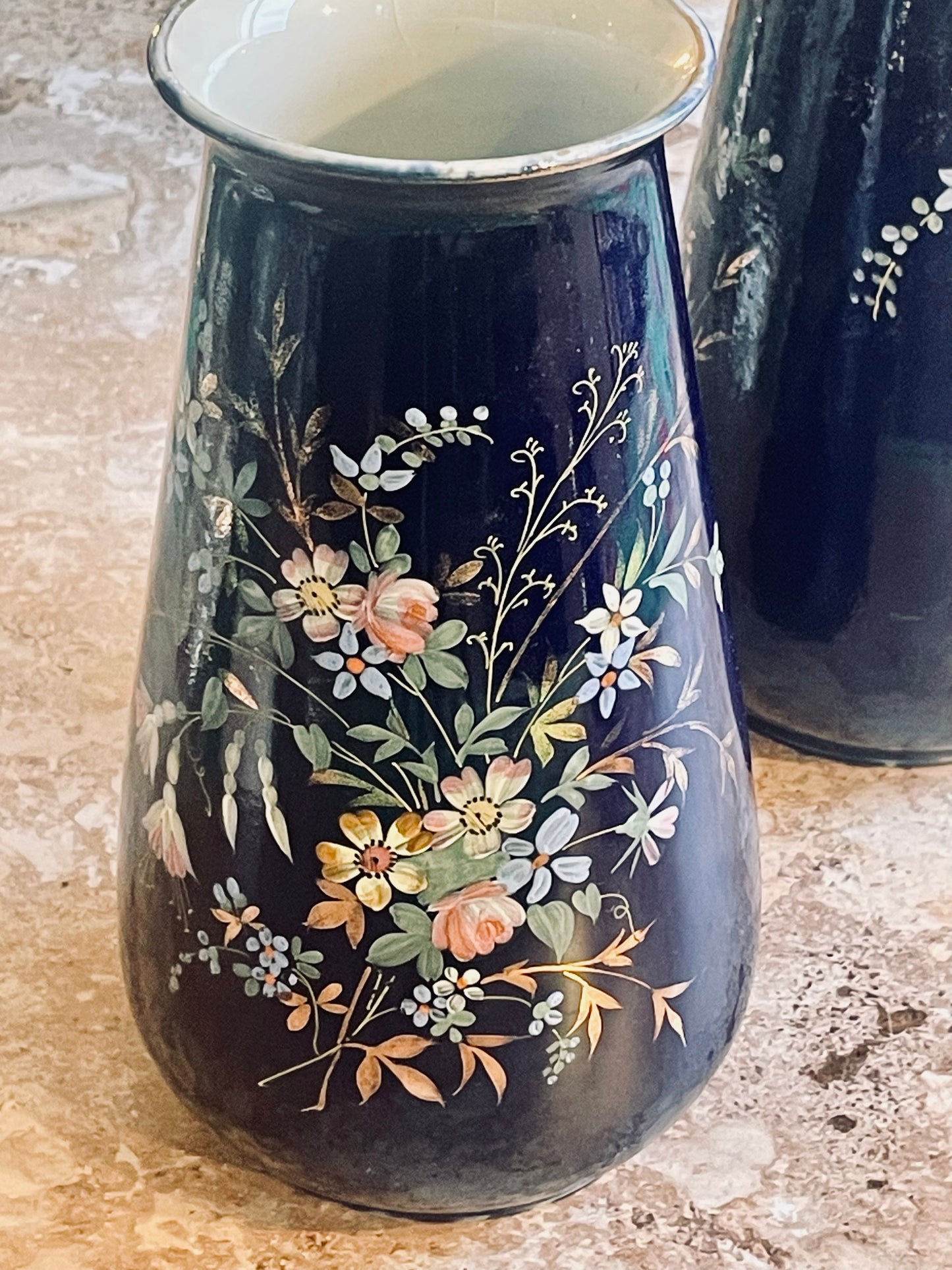 Paire de vases en faïence