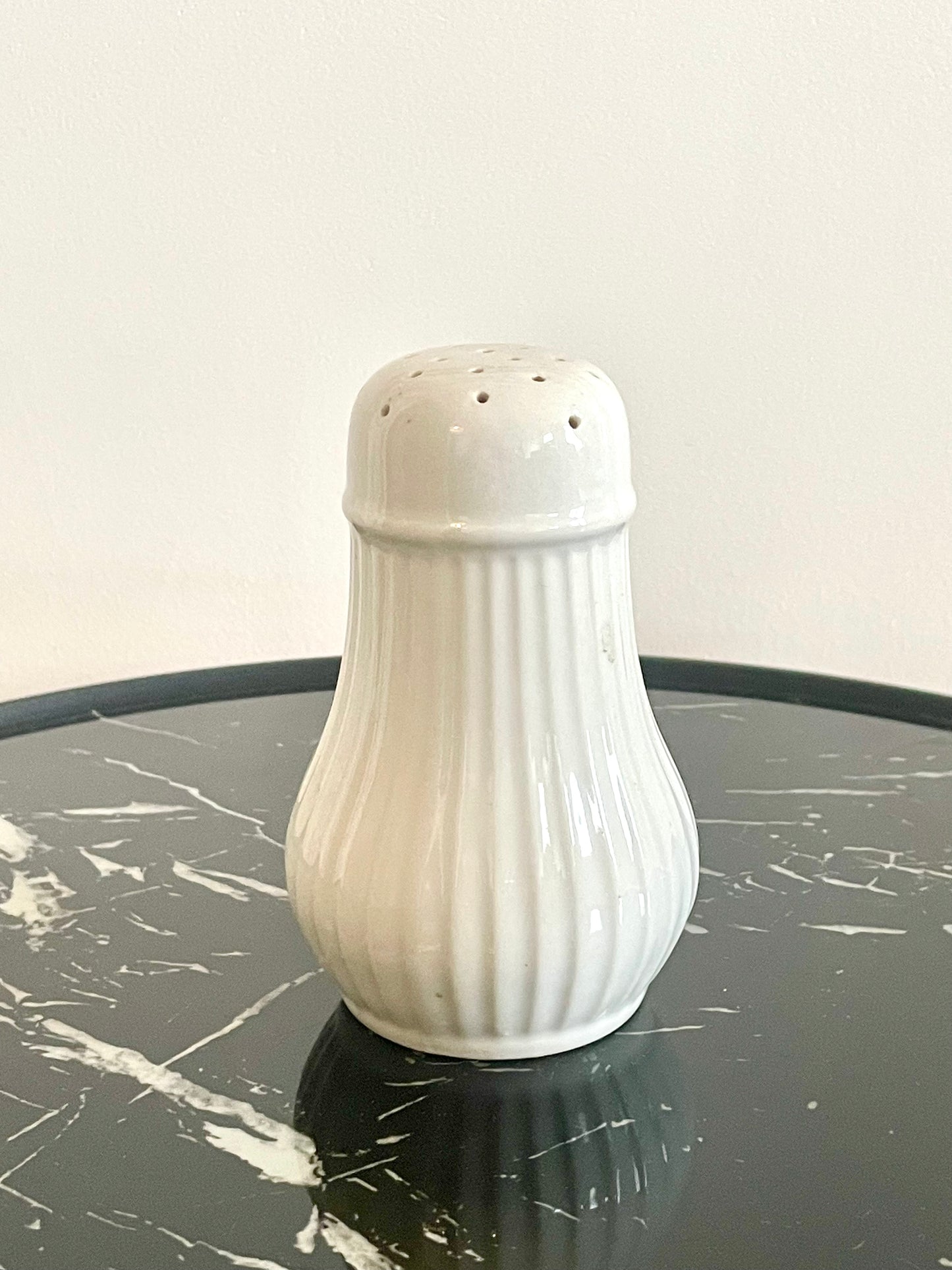 Saupoudreuse en porcelaine blanche