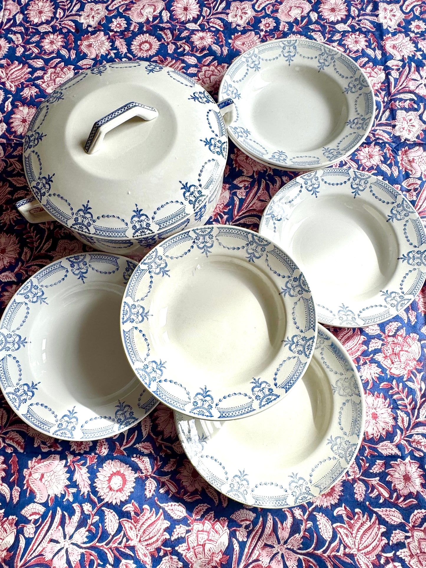 9 assiettes creuses modèle Colonial