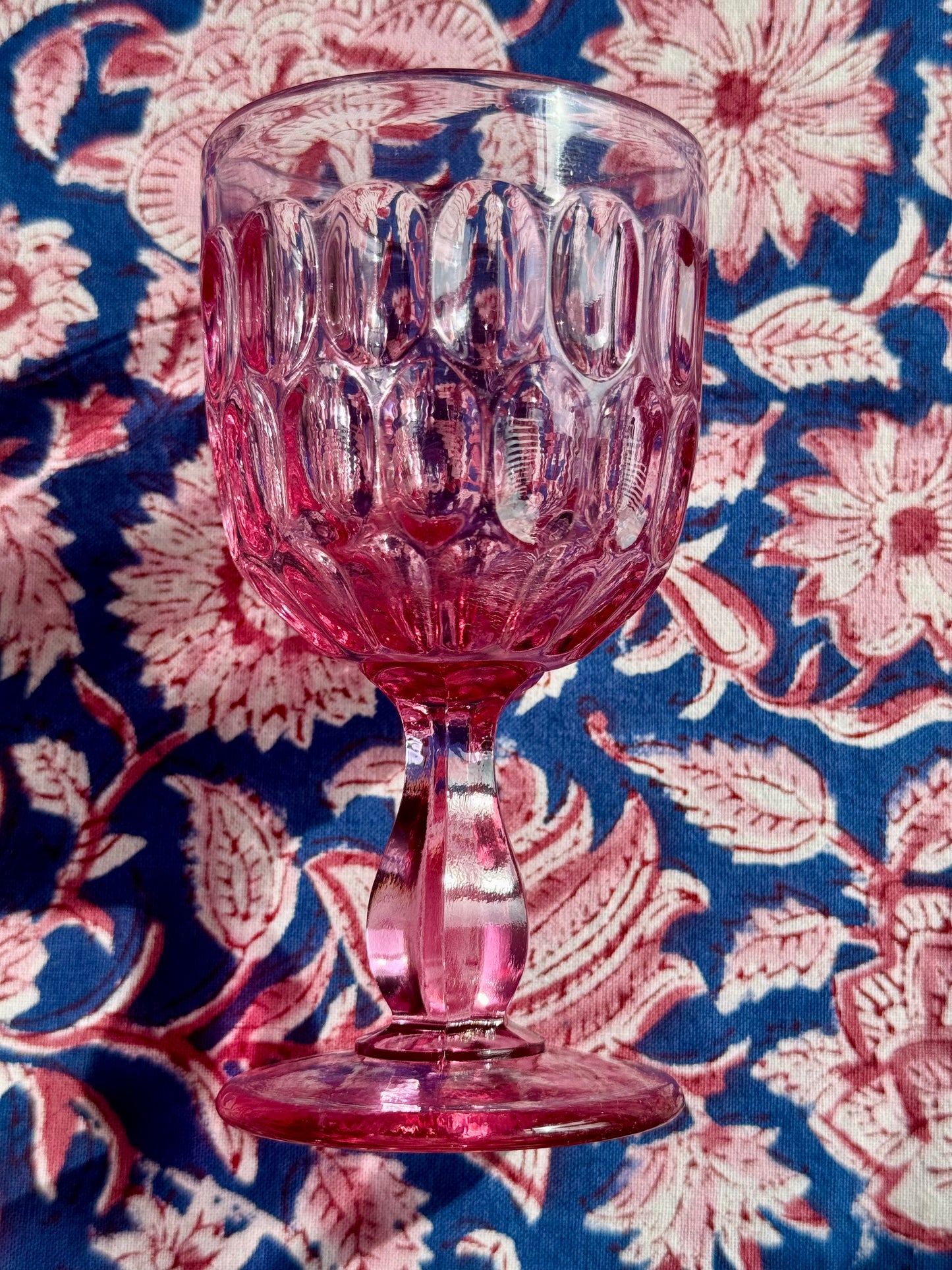 8 verres à pied roses