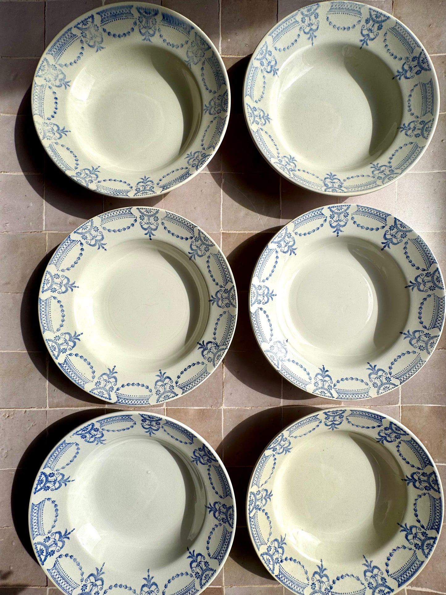 9 assiettes creuses modèle Colonial