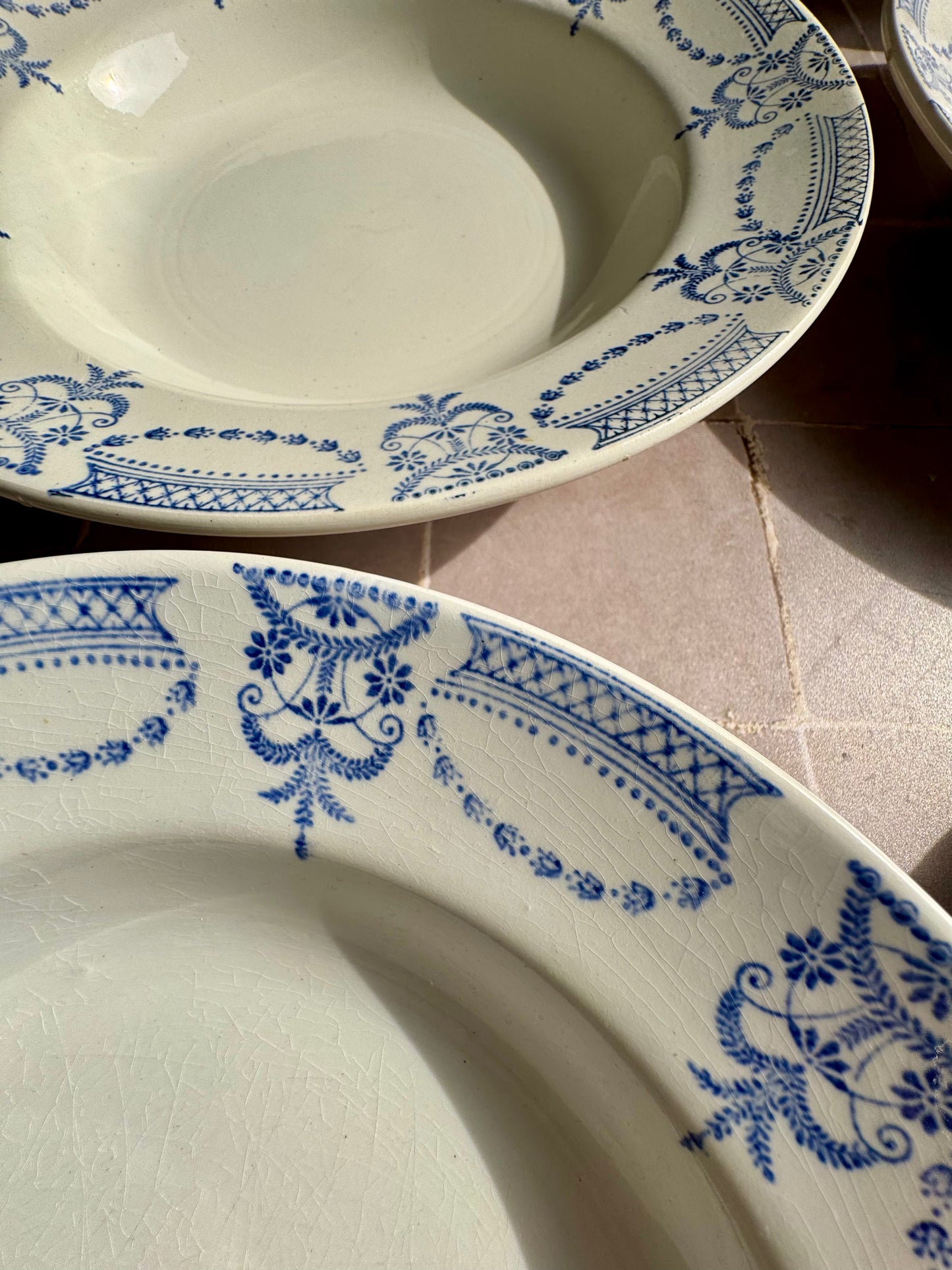 9 assiettes creuses modèle Colonial