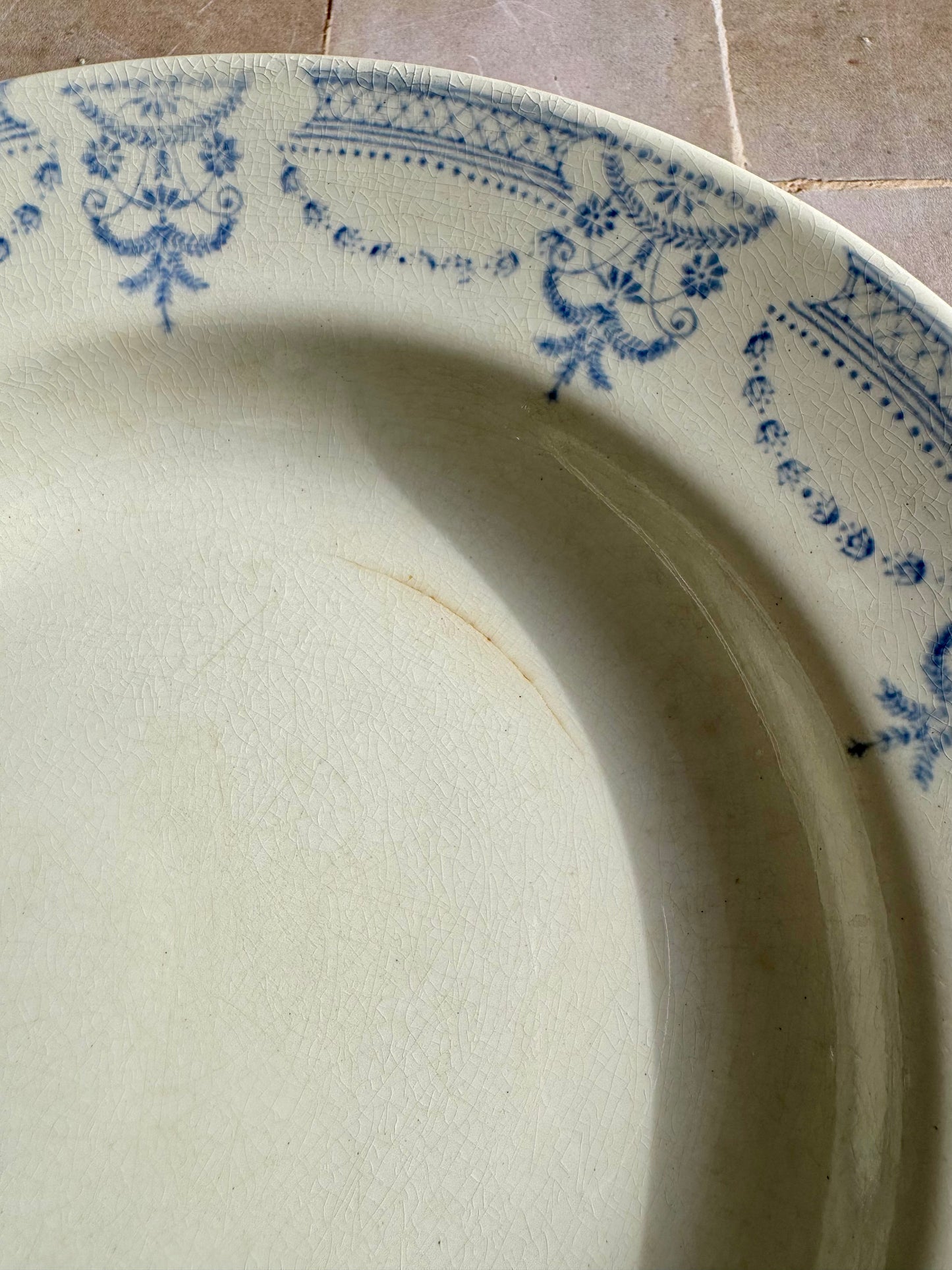 9 assiettes creuses modèle Colonial