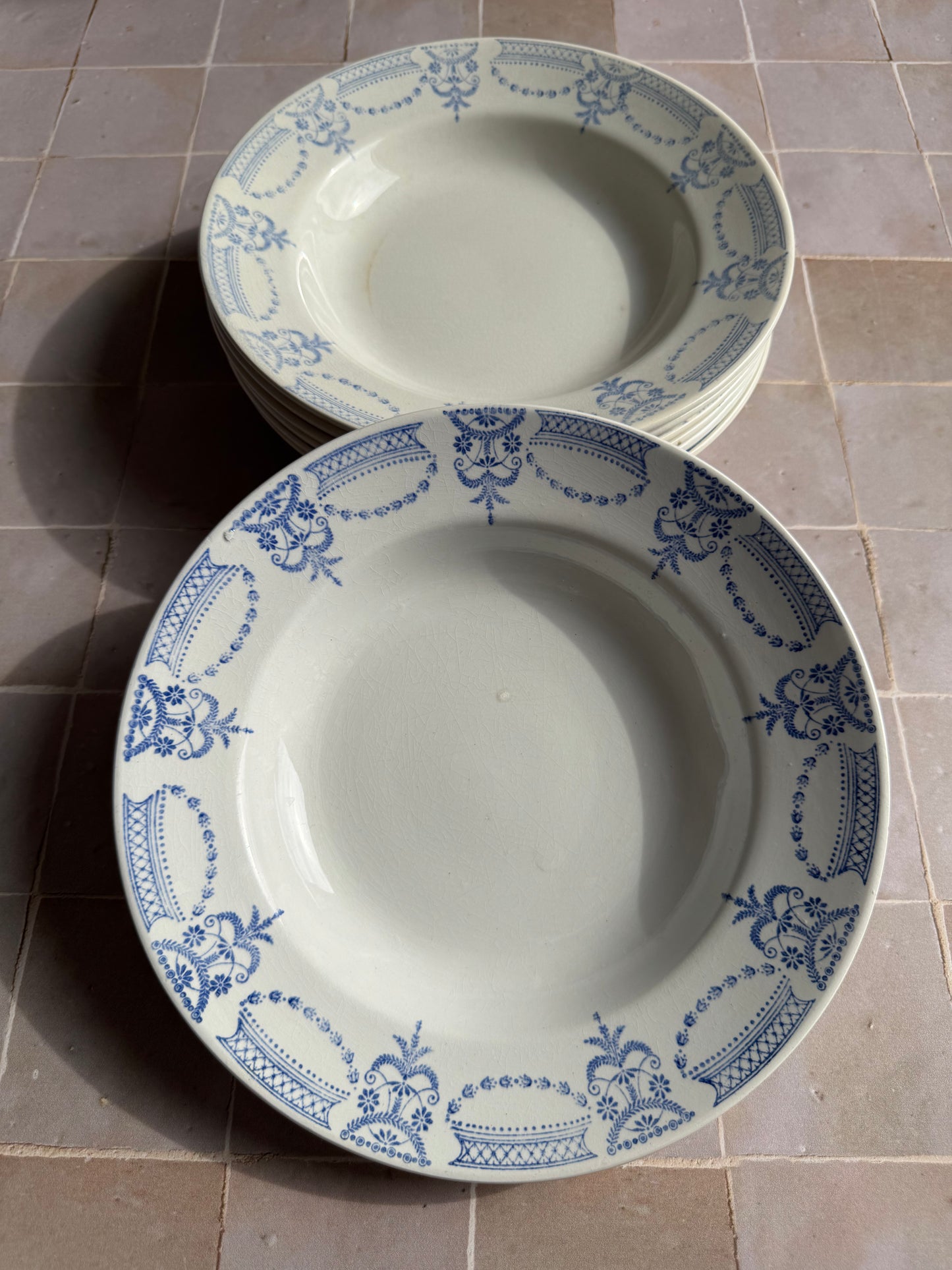 9 assiettes creuses modèle Colonial