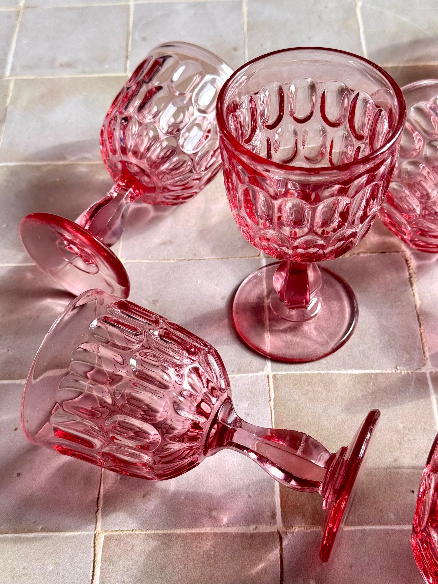 8 verres à pied roses