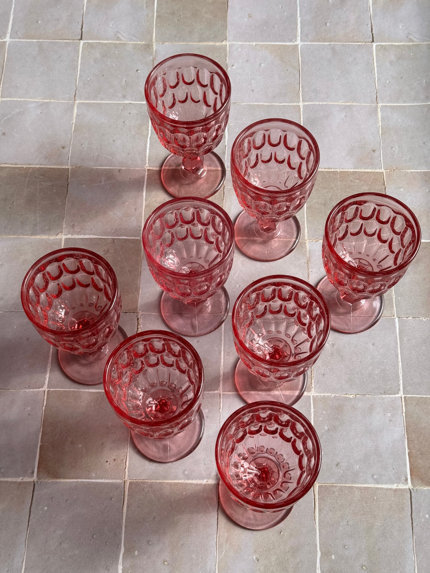 8 verres à pied roses