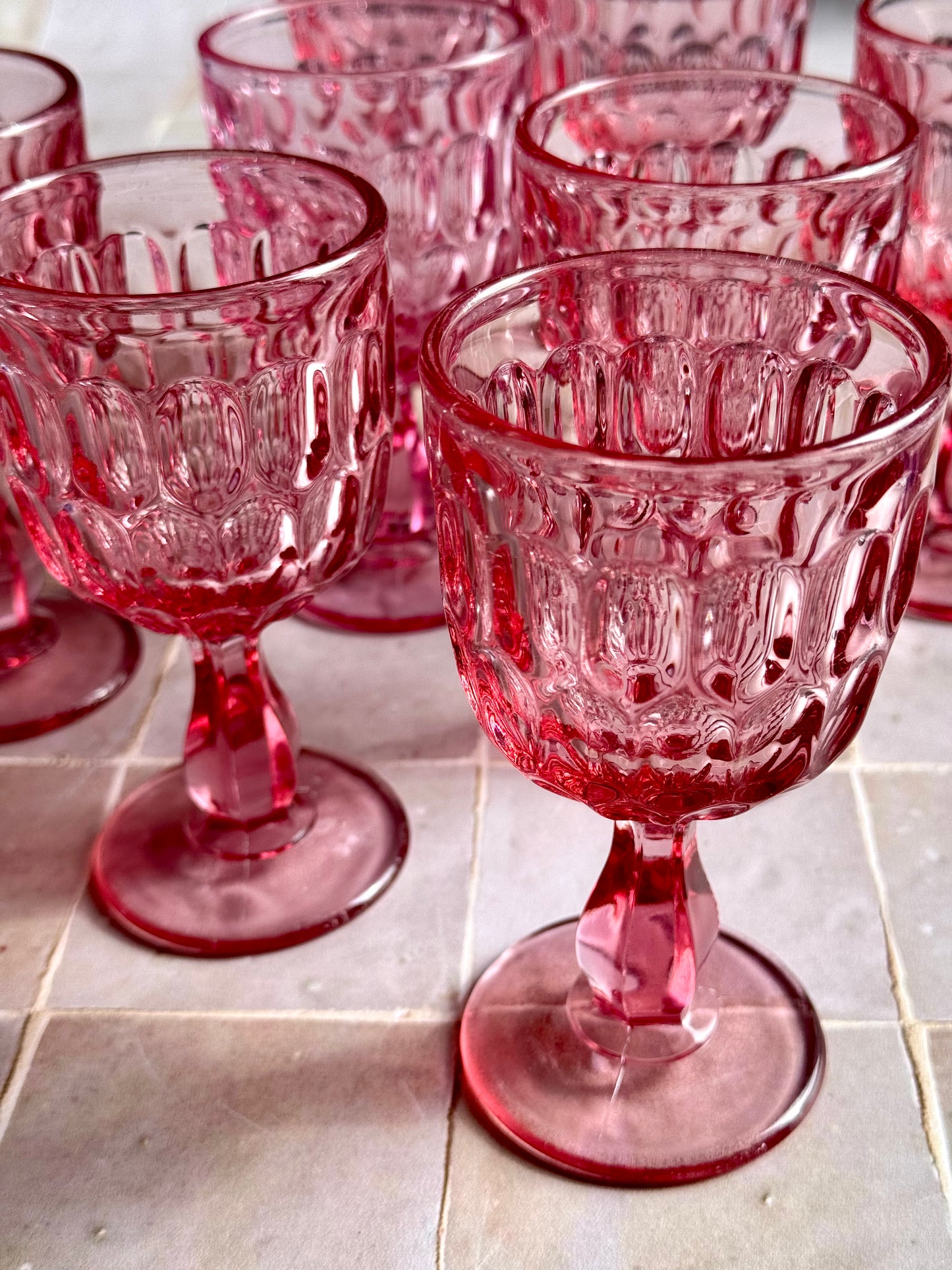 8 verres à pied roses