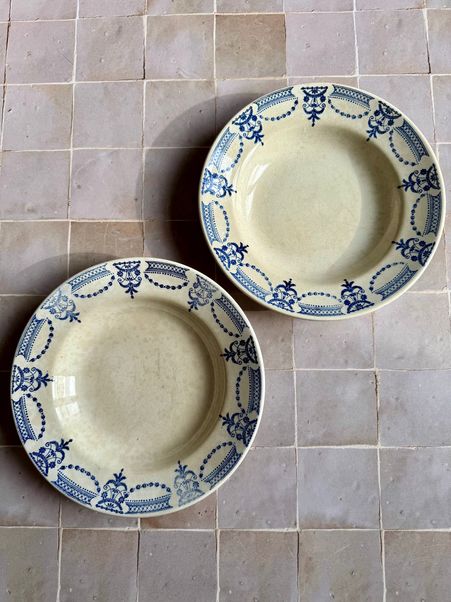 9 assiettes creuses modèle Colonial