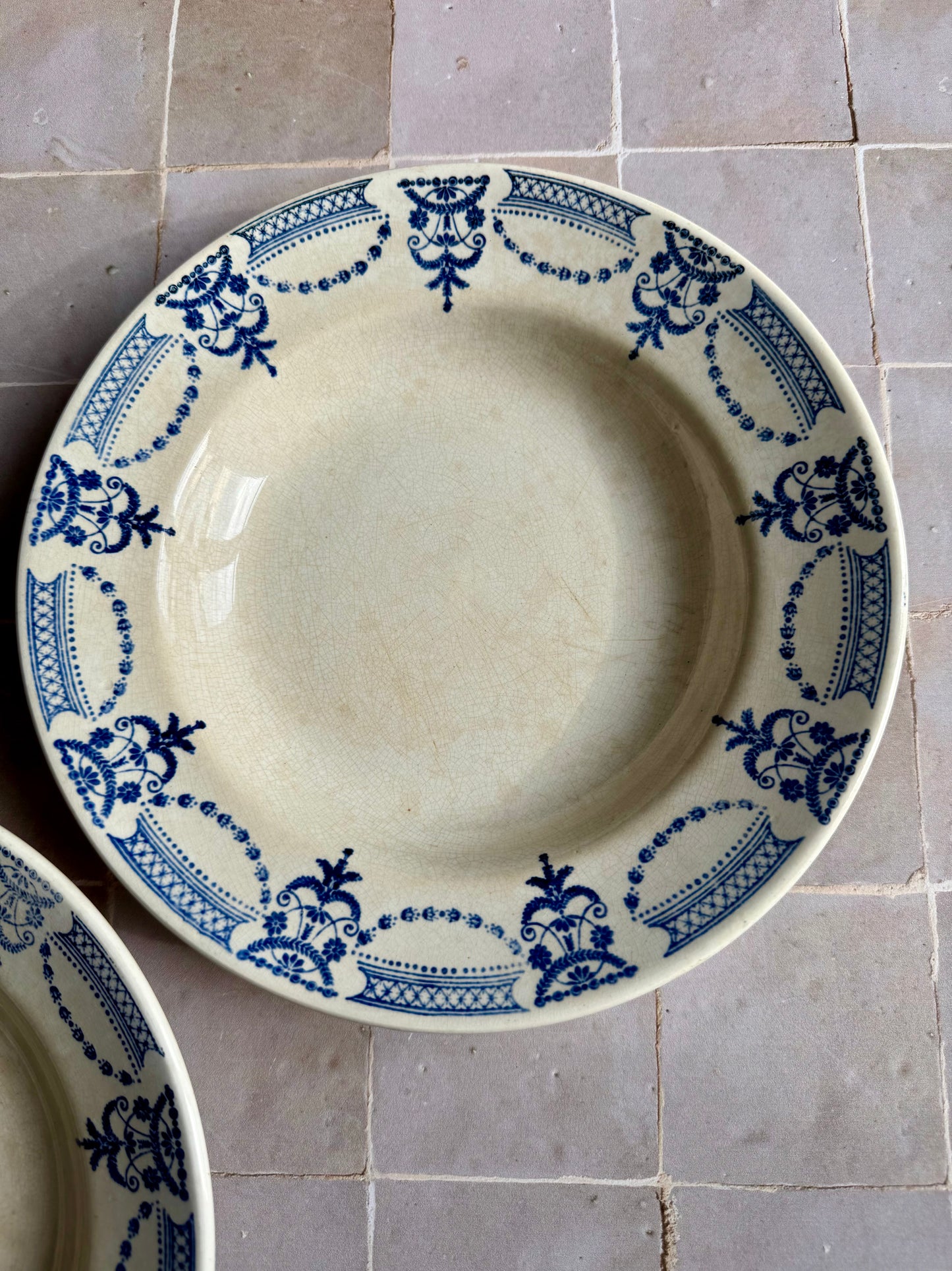 9 assiettes creuses modèle Colonial