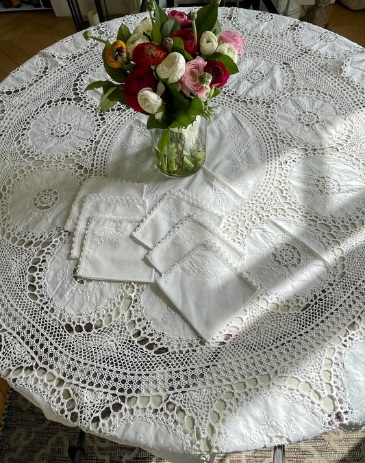 Round white cotton tablecloth with embroidery and 6 napkins