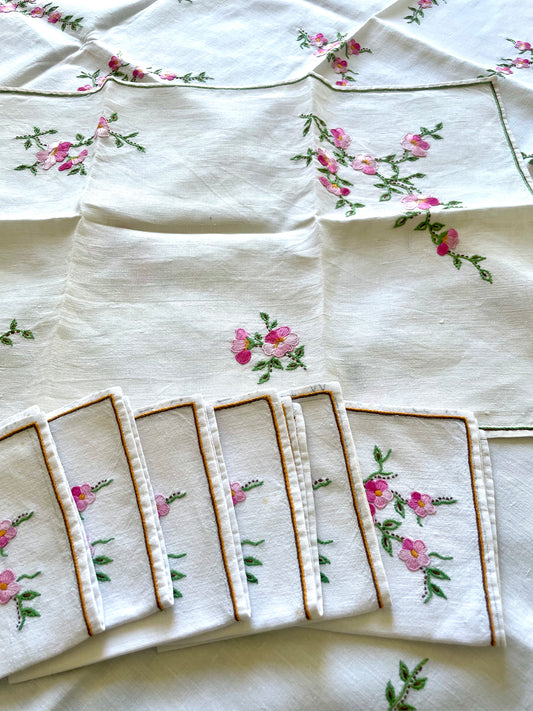 Petite nappe brodée de roses avec ses 6 serviettes et un napperon.